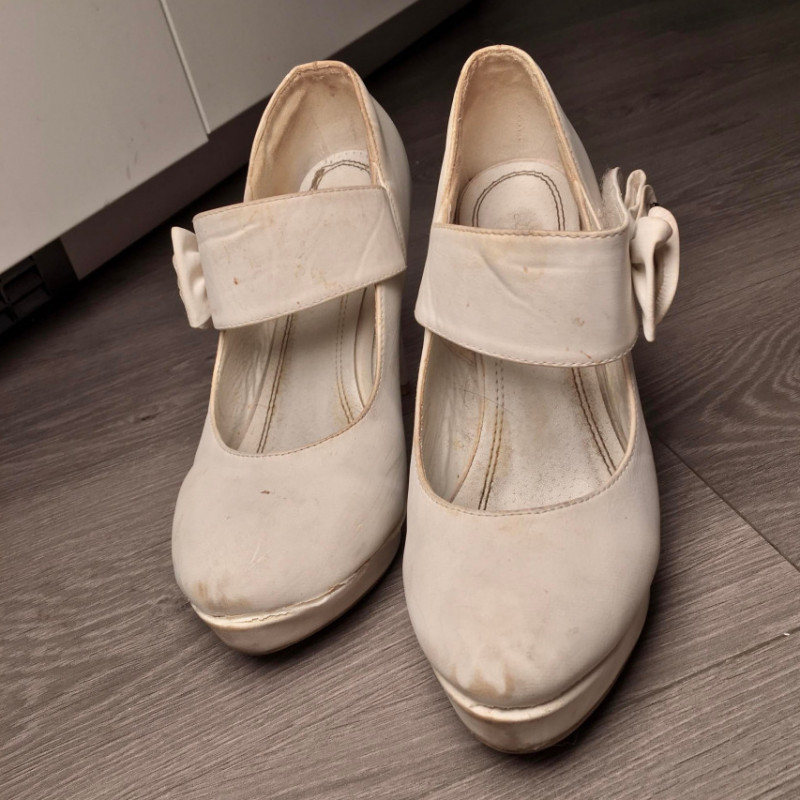 Very used white shoes
